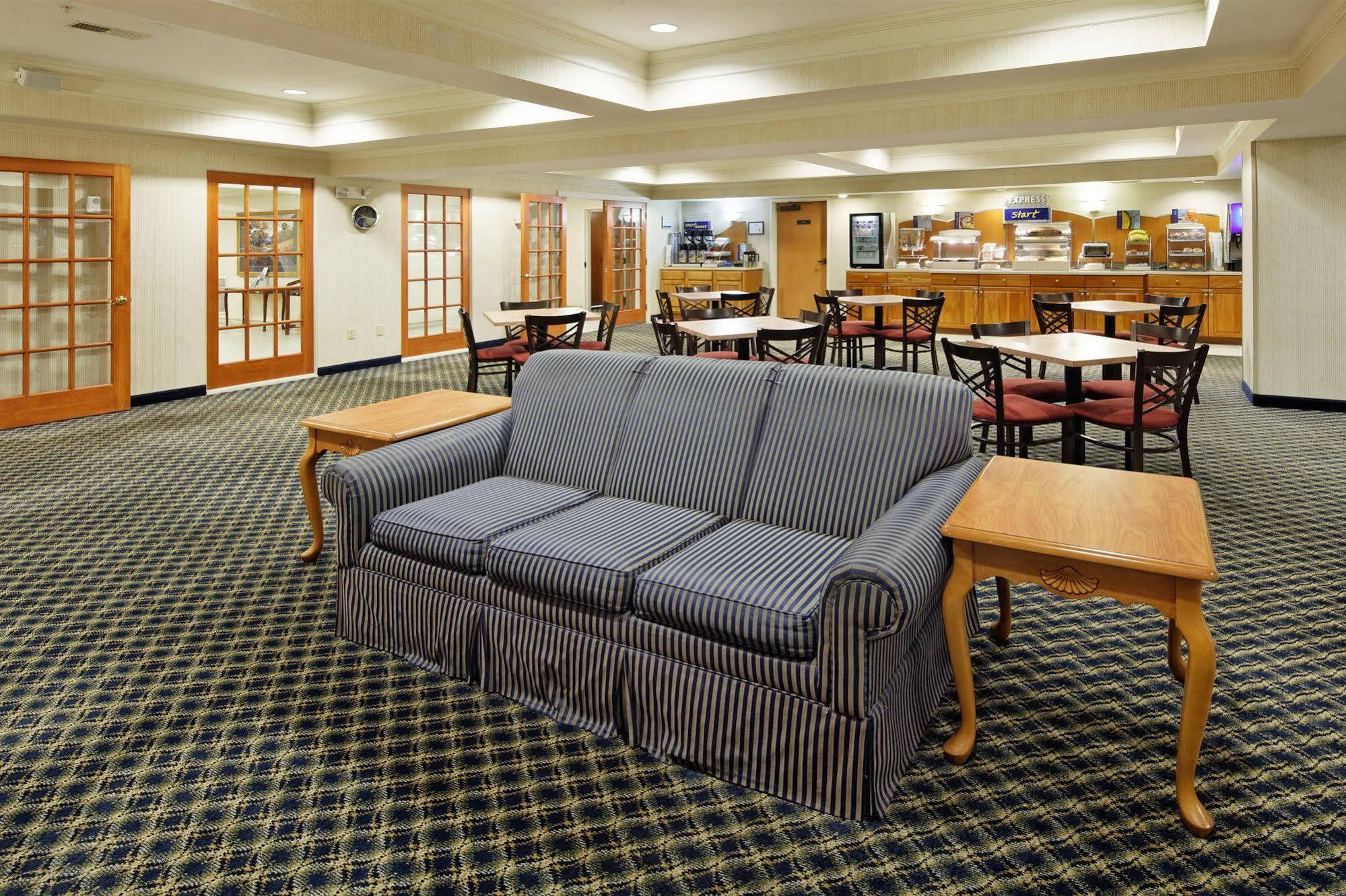 Holiday Inn Express Hotel & Suites Lancaster Zewnętrze zdjęcie